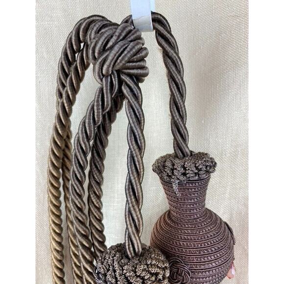 Large Single Brown Drapery Curtain Tieback with Double Tassels - Picture 6 of 7
